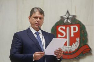 Tarcísio fixa salário mínimo paulista em R$ 1.550,00