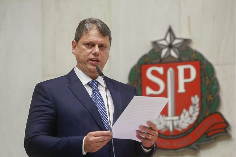 Tarcísio fixa salário mínimo paulista em R$ 1.550,00
